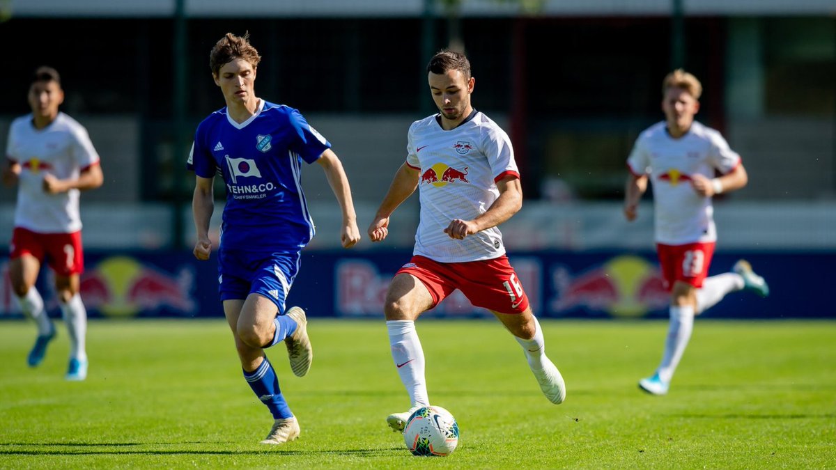 RBLeipzig's tweet image. +++ Nachwuchsbullen +++

Die #RBLU19 gewinnt am Ende souverän mit 6:1 (1:1) bei Borea Dresden und steht als #Titelverteidiger erneut im Finale des #Sachsenpokal.

Das steigt an diesem Sonntag um 11.00 Uhr in der Sportschule Abtnaundorf gegen @DynamoDresden.