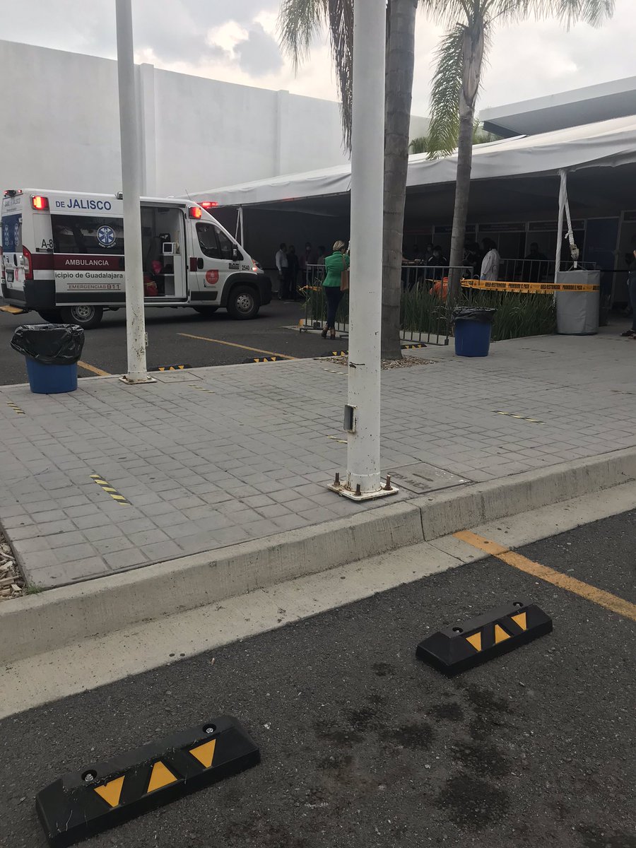 Una persona sufrió un infarto, llame al #911 tardaron tres minutos en contestarme. La ambulancia llegó 10 minutos después, lamentablemente la persona falleció (qepd). Se perdieron minutos vitales, por la saturación de los servicios de emergencia.