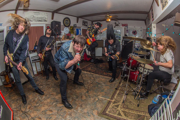 On this week’s MRR Radio, Michael from the North Bay’s fried head blitzes through the best modern Hardcore, Hardcore, and more Hardcore from around the world! maximumrocknroll.com/radio_show/mrr…