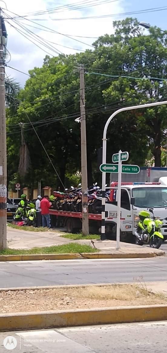 PolloPalencia's tweet photo. Esta Bien Que Hay Que Tener Los Documentos Al Día, Pero En #Colombia Esto Se Ha Vuelto Un #Negocio Muy Lucrativo , @IvanDuque @infopresidencia Esa No Puede Ser La Ayuda Que Reciban Del Gobierno, Esto Es En @Valledupar Que Está Pasando @MelloCastroG  @AlcaldiaVpar @PoliciaDeCesar https://t.co/wxhDkkcYin