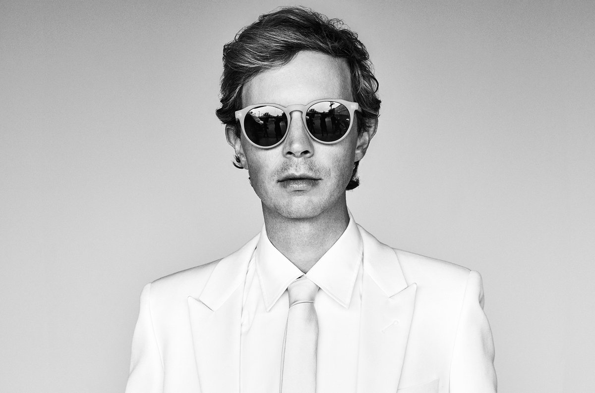 Pónganse elegantes, que hoy <a href="/beck/">Beck</a> cumple 50 años.
Repasamos su carrera, llena de magia y mutaciones: de joven slacker en los 90, cuando irrumpió con #Loser, a jugar con el electro funk o vestirse de cantautor folk.
VIDEOGRAFIA: 1PM/ 9PM (MX) + 3PM/ 11PM (AR)
#Beck #MusicVideos