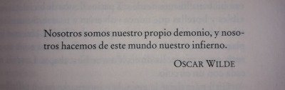 literlandweb1's tweet photo. Wilde fue encarcelado dos años tras ser condenado por homosexualidad en 1895. En una carta a su amante, Lord Alfred Douglas, escribió: "Sólo yo puedo juzgarme. Yo sé mi pasado, yo sé el motivo de mis opciones, yo sé lo que tengo dentro. Yo sé cuánto he sufrido, yo y nadie más". https://t.co/zy11QfCJP3