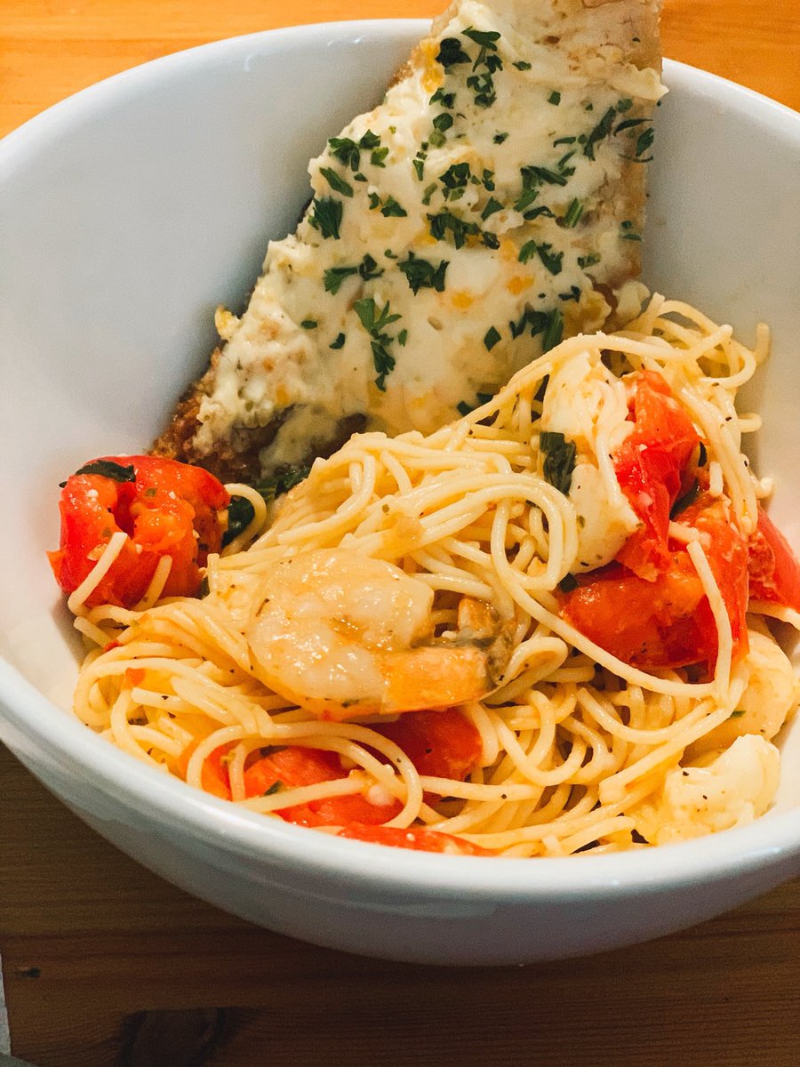 LisaFranceCNN's tweet photo. Bread & pasta are the only way I'm gonna make it y'all. #CarbsAreLife #LisasKitchen #Nomz π₯ π β€οΈ https://t.co/hCixVp244o