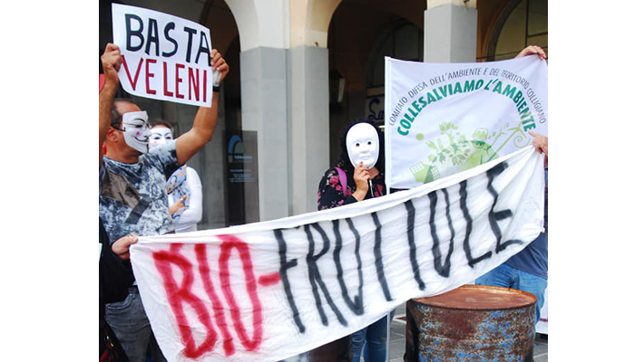 ToscanaAmbiente's tweet photo. “Basta velENI”, presidio ambientalista contro la bioraffineria di Livorno
https://t.co/evKMekG19S

#ENI #INCENERITORE #BIORAFFINERIA #PLASMIX #CSS #METANOLO #PLASTICA #RIFIUTI #COLLESALVETTI #STAGNO #LIVORNO #ambiente #Toscana #AmbienteToscana #ToscanaAmbiente https://t.co/bMfGJLZS3m