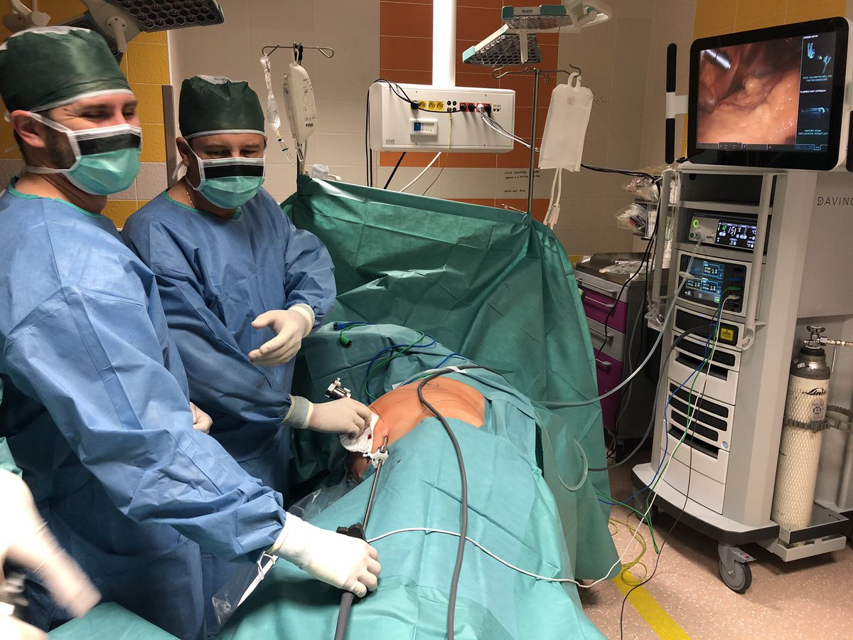 Prof. <a href="/milanhoraplzen/">Milan Hora</a> (jeden ze žáků <a href="/KURCH_MNUL/">Klinika urologie MN</a>) již operuje na <a href="/Urology_Plzen/">Dept of Urology Plzeň, CZ</a> první roboticky asistované resekce ledvin. Gratulujeme #uroczech #roboticsurgery <a href="/IntuitiveSurg/">Intuitive</a>
