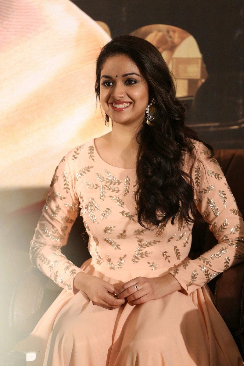 Hi_iam_Naveen's tweet photo. Omg ponnu❤️ #KeerthyBDayGalaIn100D https://t.co/ITdD06PmiT
