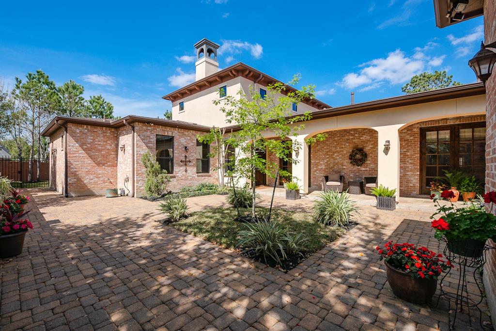 HouPortfolio's tweet photo. Under Contract!✨4826 Hollowvine Lane, Katy, TX | LP: $810,000 #portfoliorealestate #luxuryhomes #luxuryrealestate #undercontract #kellerwilliams #houstontexas #houstonrealestate #luxurylifestyle https://t.co/LN0LMHcbon