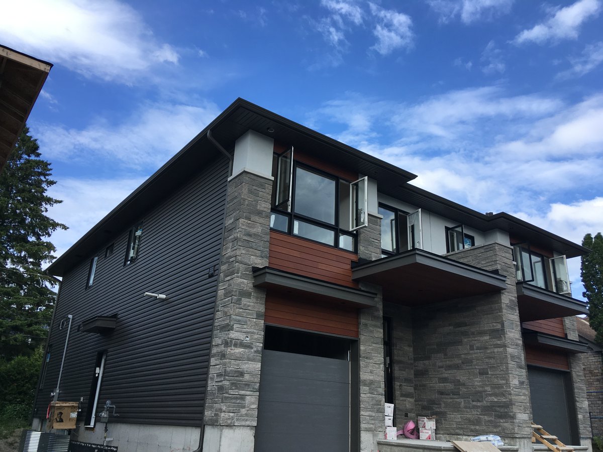 GentekCanada's tweet photo. Excellent exemple de la façon dont les différentes options de revêtement fonctionnent ensemble. La fumée balayée par le vent de Gentek a fière allure avec ce veener en faux bois et pierre. #gentekcanada https://t.co/ZXvL6K4utr