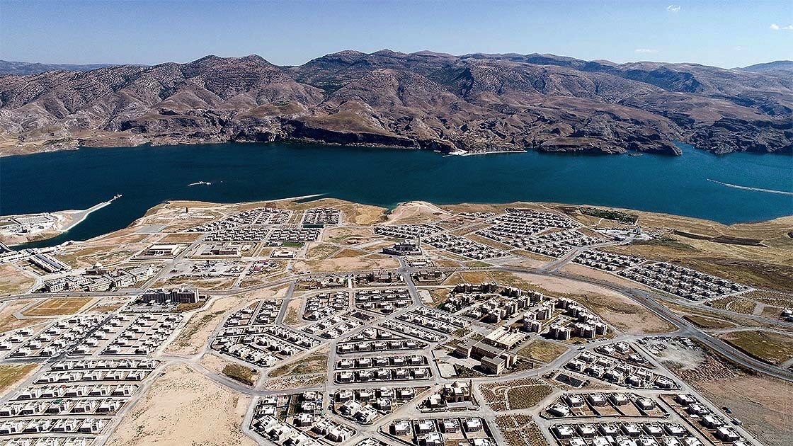 12 bin yıllık tarihe sahip ol, nice buluşlar, uygarlıklar burada yaşamış olsun, Sasaniler, Bizanslılar, Emeviler, Abbasiler, Artuklular, Safeviler, Moğollar, Selçuklular ve Osmanlılar seni yıkmasın, ama sen kalk tarih ve bilgi cahili AKP'liler döneminde yıkıl... #hasankeyf