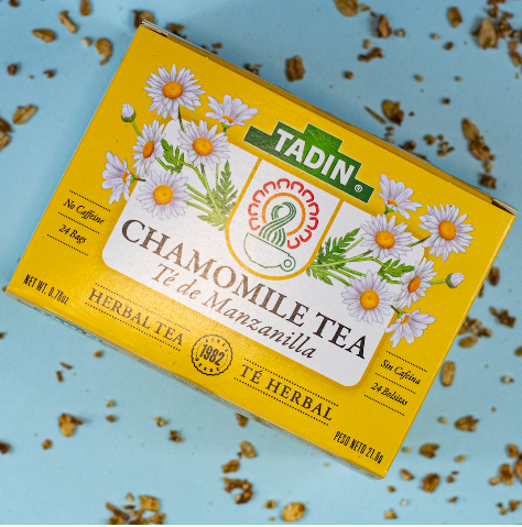TadinCorp's tweet photo. 1️⃣Place 3 Tadin Chamomile tea bags into your favorite teapot or heat resistant glass.
2️⃣Heat milk to almost boiling and pour over the tea bags and allow to infuse.
3️⃣Pour the desired amount of cereal and milk into a bowl.
Enjoy! 
#wednesdaymorning #recipe https://t.co/PlbeL3J9NE
