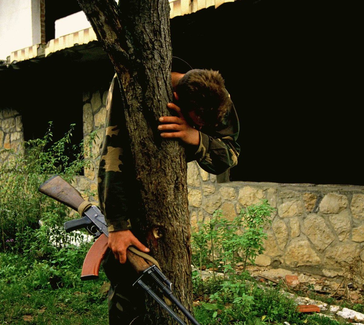 Bütün ailesini bir katliamda kaybeden Senad Medanoviç, evinin önündeki ağacın adeta "omuzuna yaslanıp" böyle ağlamıştı.

Allah rahmet eylesin...

Onun ve Bosna-Hersek'in "unutulmaması" gereken öyküsüdür anlattığımız

instagram.com/tv/CCY9HSNncgk…