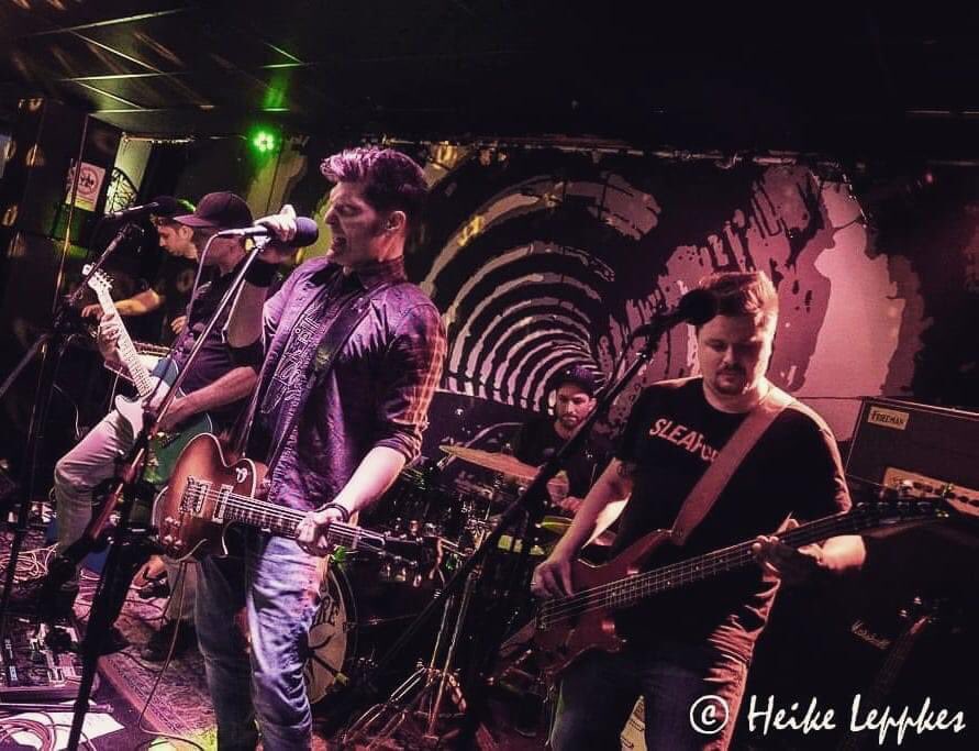 groovesuckers's tweet photo. Bis zum nächsten Gig dauert es noch was, aber Freitag erscheint unsere 3-Track-EP "BOOST BITES" auf allen digitalen Kanälen! 
Mit tatkräftiger Unterstützung von #POTTpeople
----‐---------------------------
Foto: Heike Leppkes Konzertfotos
Gig im Don't Panic Essen
Mit KULT on TOUR https://t.co/PJhDxEIQdq