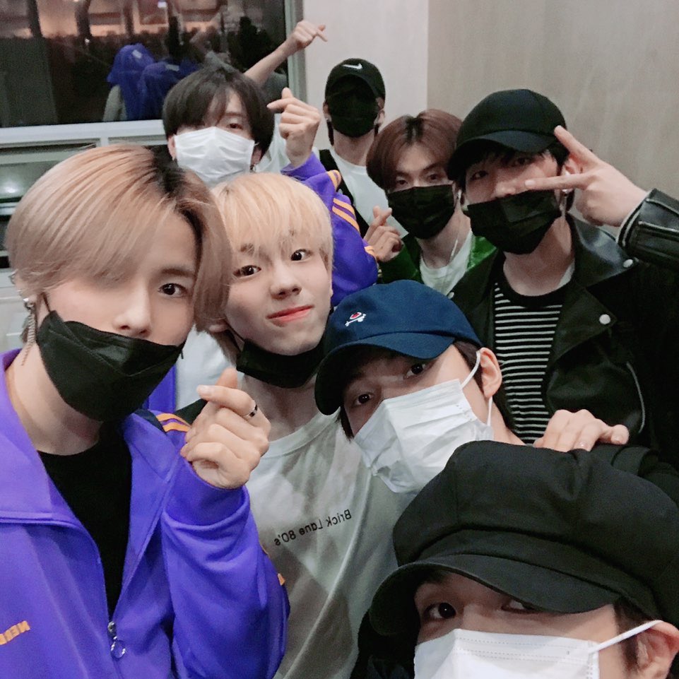 hyukelast's tweet photo. This month has been so happy because of @ELASTofficial I’m so proud of our boys, they’ve accomplished so much in only one month since their debut. They are definitely legendary rookies 😌 #1MonthWithElast so proud to be elring, forever with e’last 💚💙#TogetherWithElast https://t.co/SWu3MeHQ3k