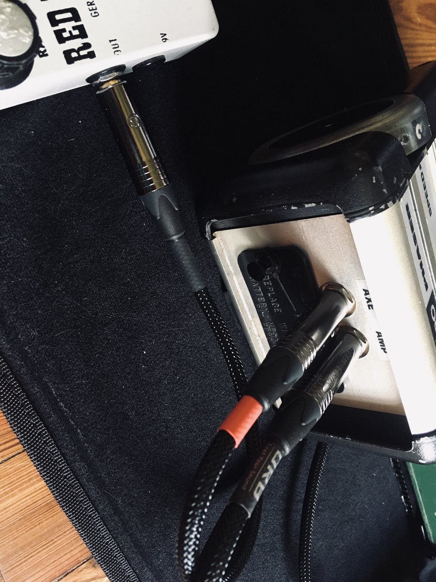 GEORGE_PDP's tweet photo. I got a new effect pedal.
And then I got a new cable for it
from Japanese cable company, ORB !!
Thank you very much, ORB !!
Now, I have many pedals on my board for PDP gigs.
#ORB #ORBcable https://t.co/v7tplDSQVc