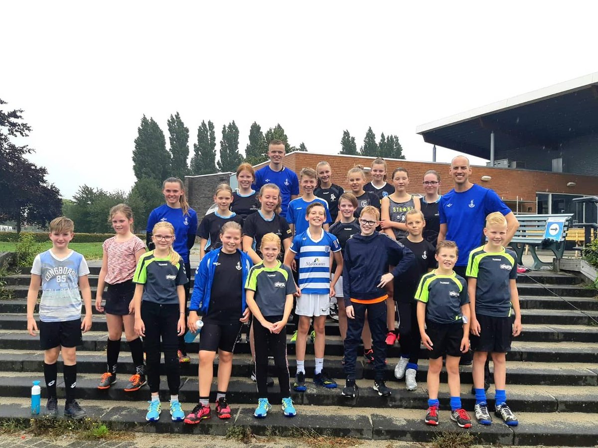 sparta_zwolle's tweet photo. Vandaag was de eerste clinic van @Korfbalstars op ons veld. Een leuke en geslaagde ochtend voor veel korfballers uit de wijde regio! ⚽💪 Opgeven voor de volgende kan nog steeds! 
#wijspartazwolle #korfbalstars #zomerkorfbal https://t.co/jy9IspL8AA