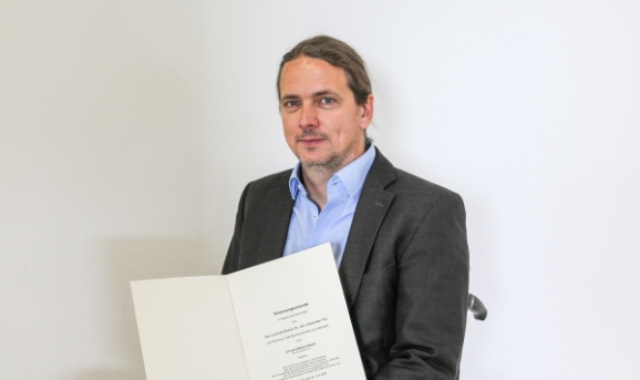 Alexander Titz (@titz_lab) on Twitter photo I am happy to share the news with you that I was appointed university professor. I will be continuing on exciting #glycotime research at the chemistry department <a href="/Saar_Uni/">Universität Saarland</a> and as group leader <a href="/Helmholtz_HIPS/">Antibiotikaforschung (inaktiv)</a> supported by <a href="/DZIF_/">DZIF (inaktiv)</a> <a href="/ERC_Research/">European Research Council (ERC)</a> <a href="/dfg_public/">DFG public | @dfg_public@wisskomm.social</a> tinyurl.com/yac5g5vh I am happy to share the news with you that I was appointed university professor. I will be continuing on exciting #glycotime research at the chemistry department <a href="/Saar_Uni/">Universität Saarland</a> and as group leader <a href="/Helmholtz_HIPS/">Antibiotikaforschung (inaktiv)</a> supported by <a href="/DZIF_/">DZIF (inaktiv)</a> <a href="/ERC_Research/">European Research Council (ERC)</a> <a href="/dfg_public/">DFG public | @dfg_public@wisskomm.social</a> tinyurl.com/yac5g5vh