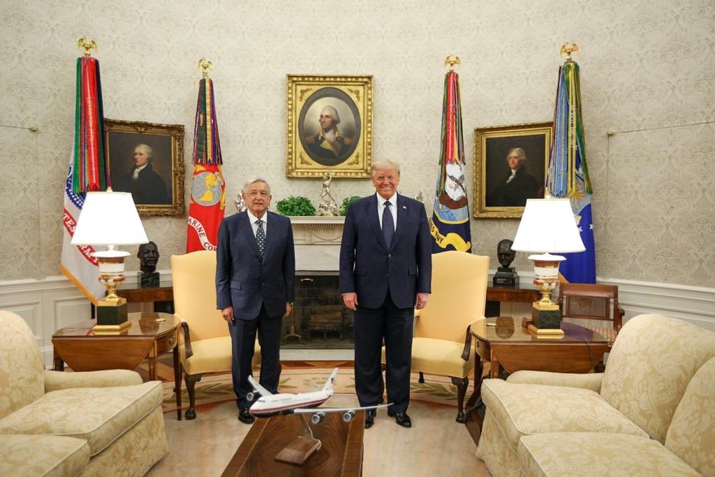 GobiernoMX's tweet photo. El presidente @lopezobrador_ llegó a la Casa Blanca, donde sostiene reunión de trabajo con su homólogo, el presidente @realDonaldTrump 

En breve ambos mandatarios darán mensaje conjunto a medios de comunicación.

#VisitaWashington https://t.co/1jv64ZDdsM