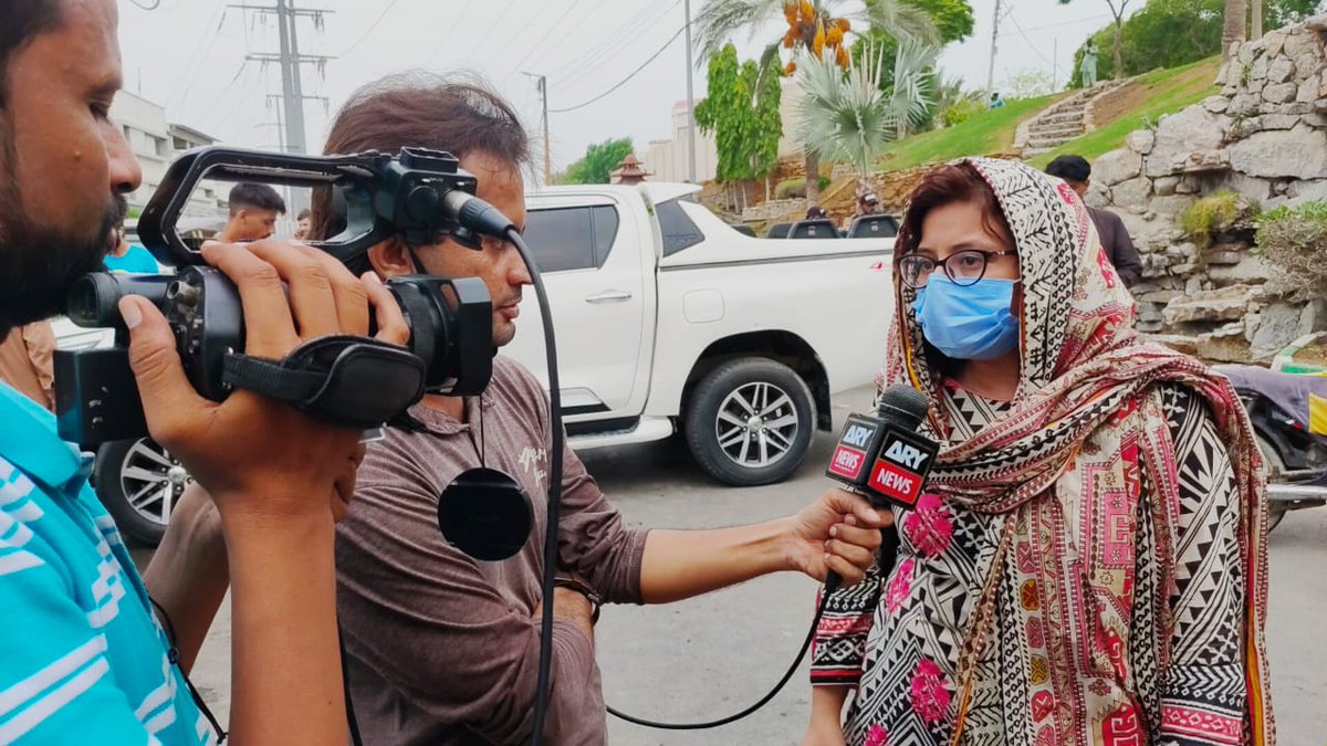 IKOfficialsPK's tweet photo. پی ٹی آٸی کراچی کی سینٸیر رہنما اور آٸی کے آپ ڈیٹس آفیشل کی پریذیڈینٹ زارا نازی سندھ کے اسکول آگست سے کھلنے پر بطور ٹیچر اے آر واٸے پر انٹرویو دیتے ہوٸے ۔
#ZaaraNazi9 #IKOfficialsPK https://t.co/HWTdETPvMT