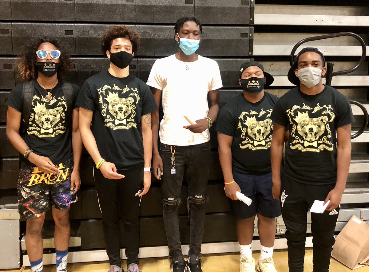 BhsEntourage's tweet photo. Entourage Class of 2020‼️ #Entourage #Brotherhood #Bonnabel #GradPractice #Classof2020 https://t.co/cbuM90XGke