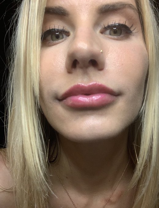 Up close and personal no filter no light just face 💁🏼&zwj;♀️ https://t.co/oiycnPSquD
