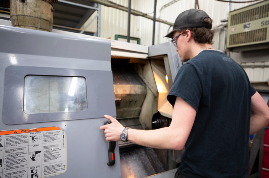 MazakCorp's tweet photo. Ask Usinage R.A.'s customers, and they'll tell you they're loyal to this Quebec manufacturer of large compression molds. Find out how Mazak helps Usinage build big parts without a big shop. https://t.co/rsqXZP4eul
#Mazak #RealShops #RealResults https://t.co/ARo331Zrq6
