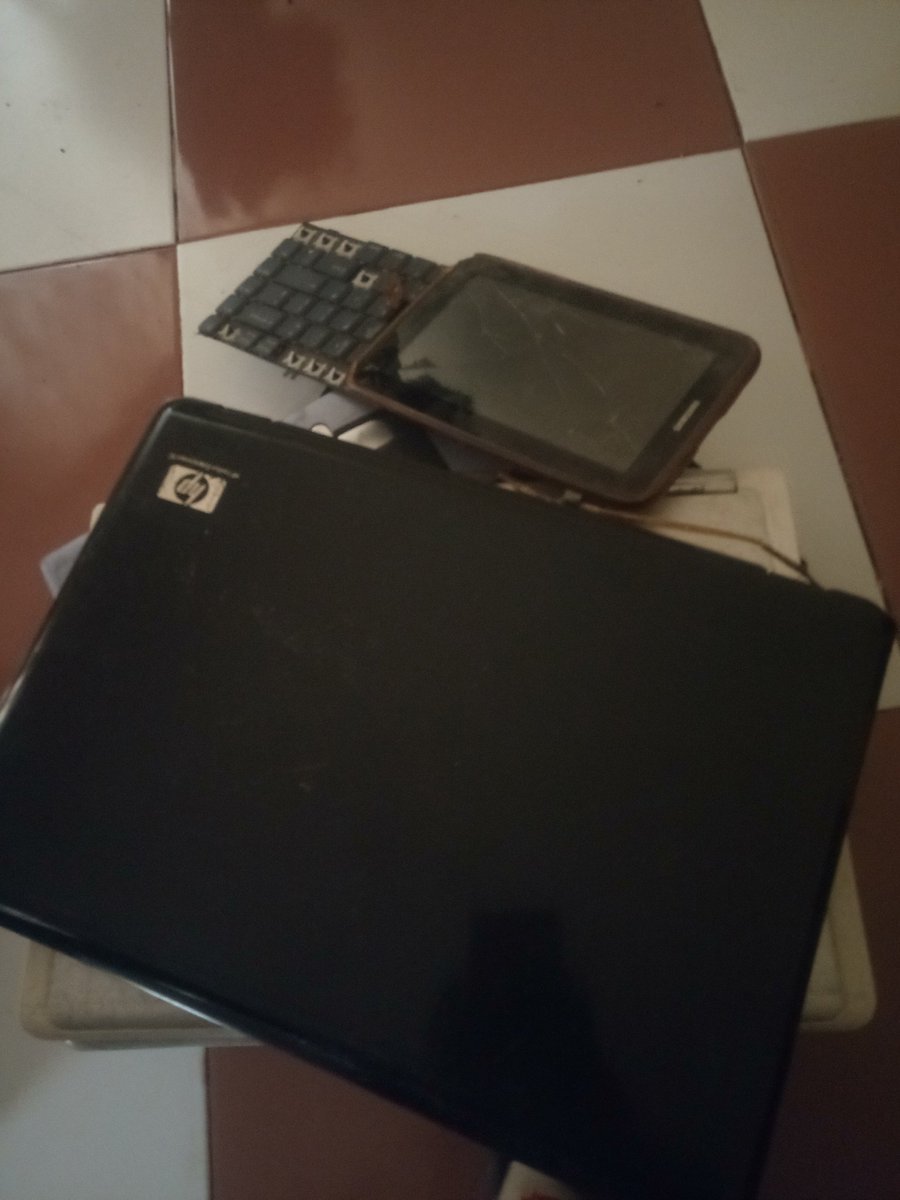 uncleuchemba's tweet photo. Guy's Kunayo hizi Computer Used hapa nlizitumiaga chuo.  Ziko na Hali nzuri ila zote zime miss baadhi ya vitu unaweza Kuzitumia kama Spare parts au uka zi Upgrade. niagizie nizipeleke wapi, sihitaji pesa 

 [ 1/3 ] 
#hpPavilliondv6700 
#saidia
#freeComputer https://t.co/s6H0LN57LX