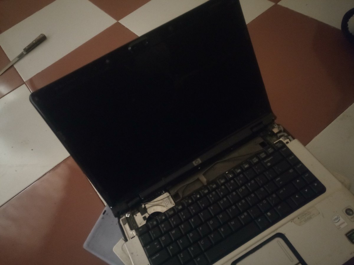 uncleuchemba's tweet photo. Guy's Kunayo hizi Computer Used hapa nlizitumiaga chuo.  Ziko na Hali nzuri ila zote zime miss baadhi ya vitu unaweza Kuzitumia kama Spare parts au uka zi Upgrade. niagizie nizipeleke wapi, sihitaji pesa 

 [ 1/3 ] 
#hpPavilliondv6700 
#saidia
#freeComputer https://t.co/s6H0LN57LX