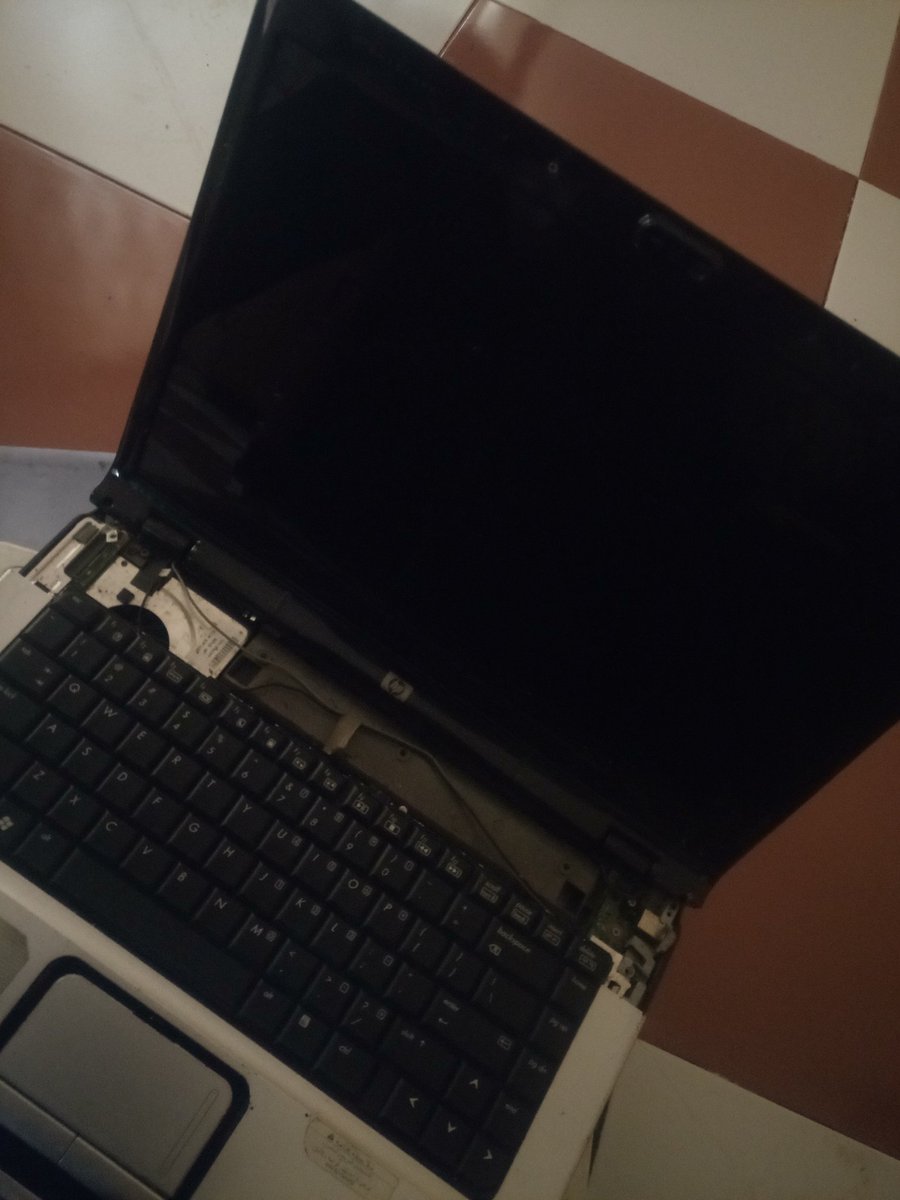 uncleuchemba's tweet photo. Guy's Kunayo hizi Computer Used hapa nlizitumiaga chuo.  Ziko na Hali nzuri ila zote zime miss baadhi ya vitu unaweza Kuzitumia kama Spare parts au uka zi Upgrade. niagizie nizipeleke wapi, sihitaji pesa 

 [ 1/3 ] 
#hpPavilliondv6700 
#saidia
#freeComputer https://t.co/s6H0LN57LX