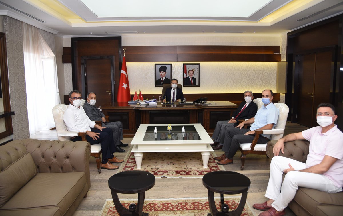 AYDIN ASKF DEN VALİLİK ZİYARETİ.
Aydın ASKF Başkanı Hasip Arıkan, Vali Aksoy'a Aydın amatör sporu  hakkında bilgi verdi. 
Vali Hüseyin Aksoy’ da ASKF’ nin çalışmalarında başarılar diledikten sonra spor ve sporcunun yanında olduğunu söyleyerek ziyaretten dolayı teşekkür etti.