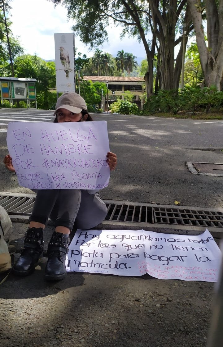 LeCuento__'s tweet photo. 🔴#HuelgaUdeA🔴 Sólo una estudiante logró ingresar al campus de la @UdeA e inicia ya la #HuelgadeHambre por #MatrículaCeroAntioquia.  ⚠️ Exigimos a la administración que permita instalar la huelga al interior de la U para tener condiciones y garantías de seguridad. https://t.co/AjgxLEMghR