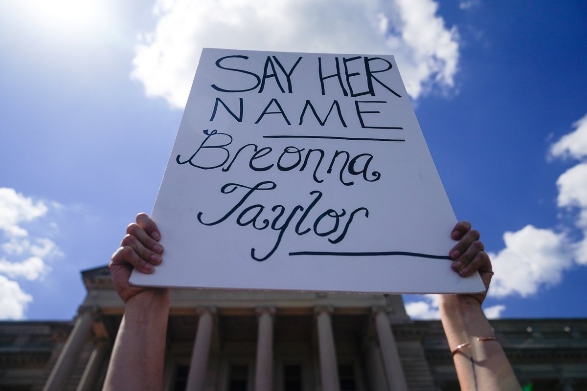 New legal filings allege #BreonnaTaylor's killing was linked to plans to gentrify a Louisville neighborhood.
Lawyers say police would "target" homes on Elliott Ave, where her ex lived, to make way for a real estate project and a warrant was issued for her home to implicate him. https://t.co/hgauRpIsst