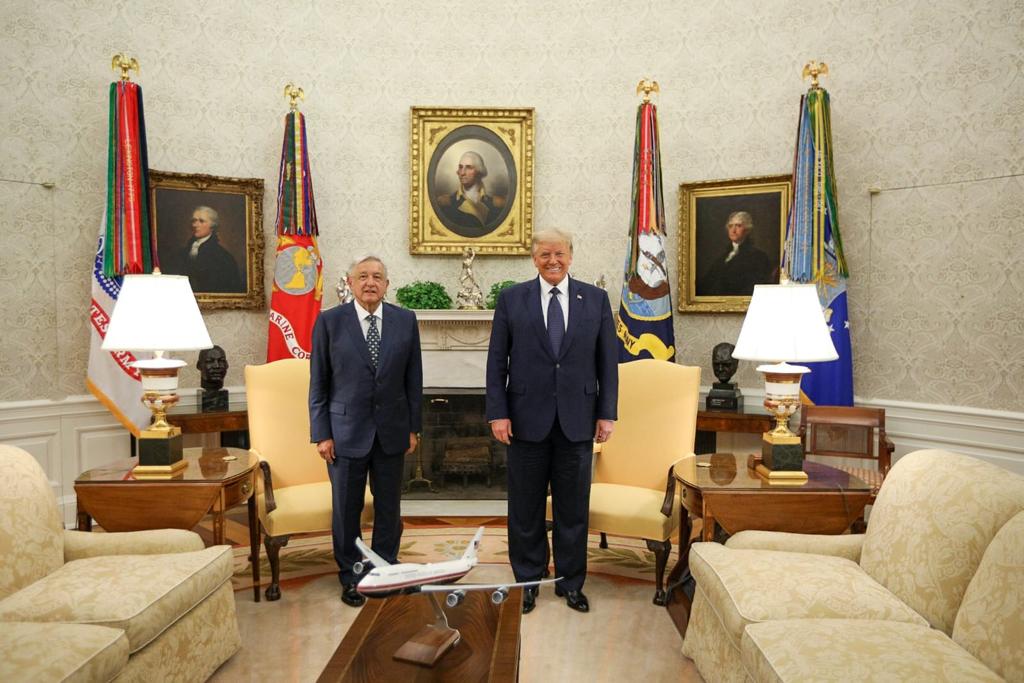 proceso's tweet photo. Como "excelente" calificó Christopher Landau (@USAmbMex) la reunión de los presidentes Andrés Manuel  @lopezobrador_ y Donald Trump y sus delegaciones en la Casa Blanca. 
[Fotos: @GobiernoMX ]
https://t.co/bKULaeiapB https://t.co/Z2G1xjjymN