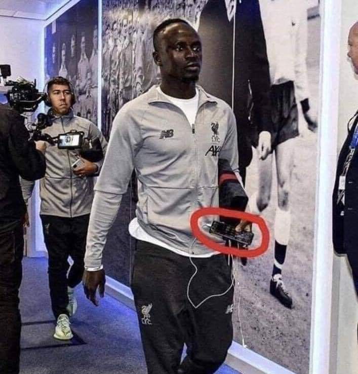 take_pac's tweet photo. This dude 

Sadio Mane, The Liverpool star earning approximately £11.5M per year has given the world a lesson in modesty after some fans spotted him carrying a cracked iPhone. 

His response is legendary: https://t.co/rdUP1iRT6F