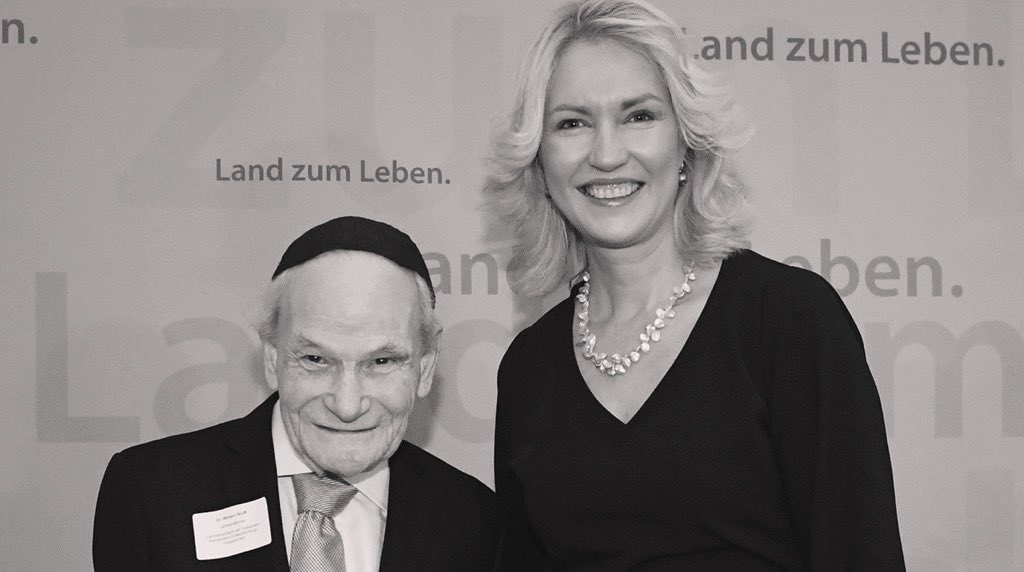 ManuelaSchwesig's tweet photo. Wir trauern um #Landesrabbiner #WilliamWolf 🖤Seine Herzlichkeit, Offenheit &amp; unerschütterlicher Optimismus haben viele Menschen angesteckt. Jedes Gespräch mit ihm war wertvoll. Wir werden sein Andenken bewahren &amp; ihn als großen Sohn unseres Landes #MV in Erinnerung behalten. https://t.co/jC5Z0uo2D6