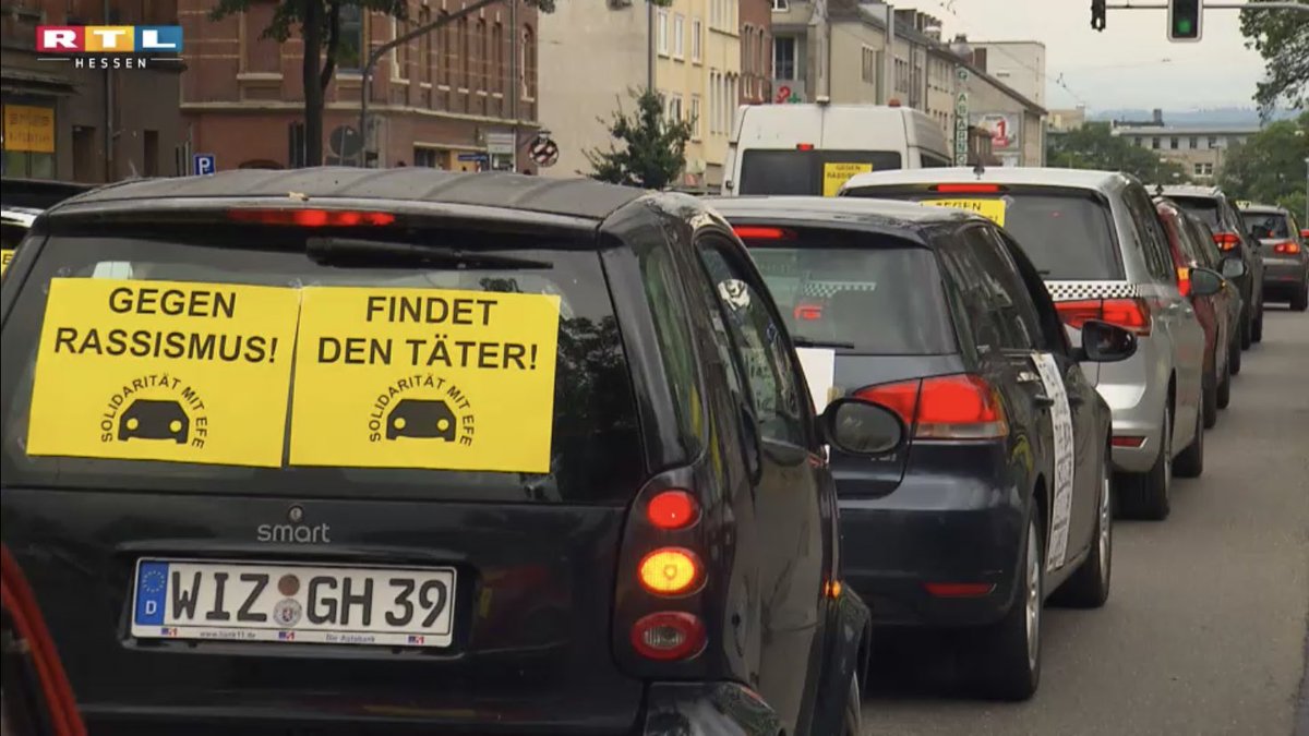 RTLHessen's tweet photo. Solidarität für Efe: Der Minicar-Fahrer aus #Kassel wurde mit einem Messer attackiert. Hinter der Tat steckt mutmaßlich ein Rechtsextremer. VIDEO▶️ https://t.co/Y88SFTYsQD https://t.co/x3yiVhwYXt
