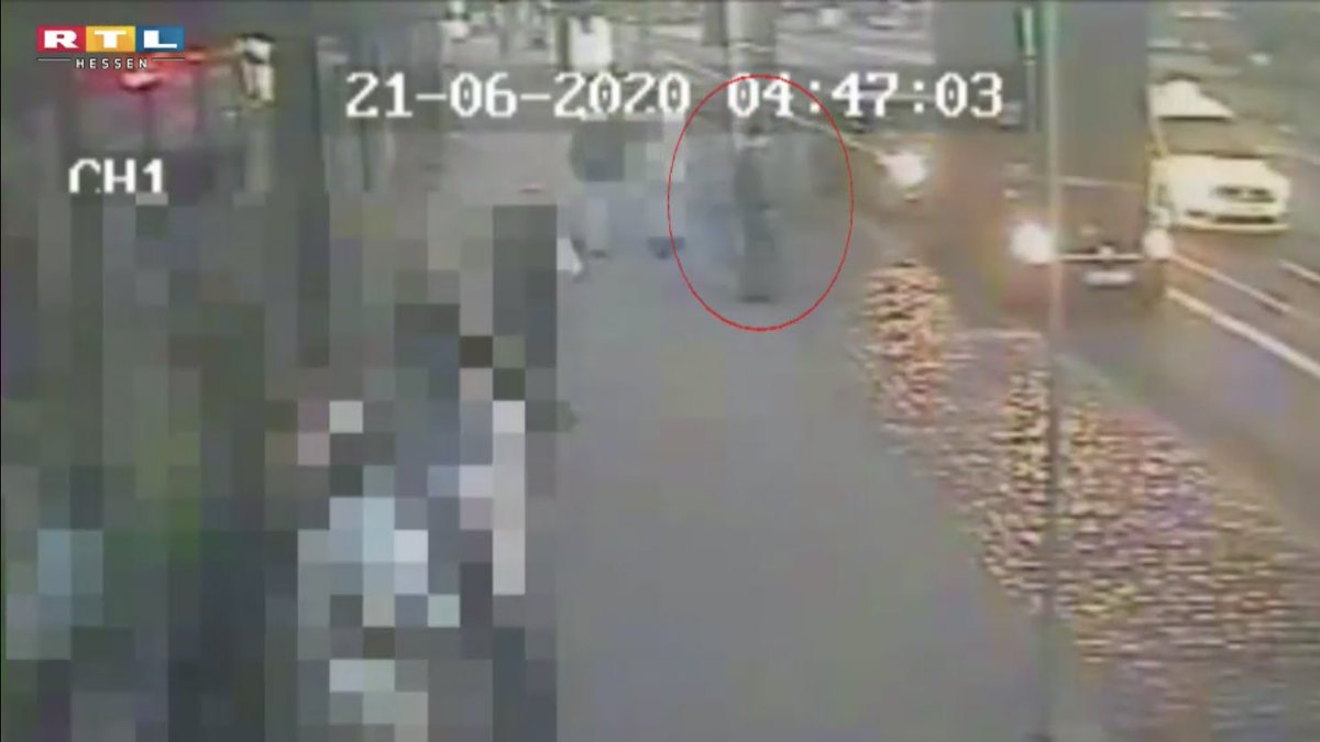 RTLHessen's tweet photo. Solidarität für Efe: Der Minicar-Fahrer aus #Kassel wurde mit einem Messer attackiert. Hinter der Tat steckt mutmaßlich ein Rechtsextremer. VIDEO▶️ https://t.co/Y88SFTYsQD https://t.co/x3yiVhwYXt