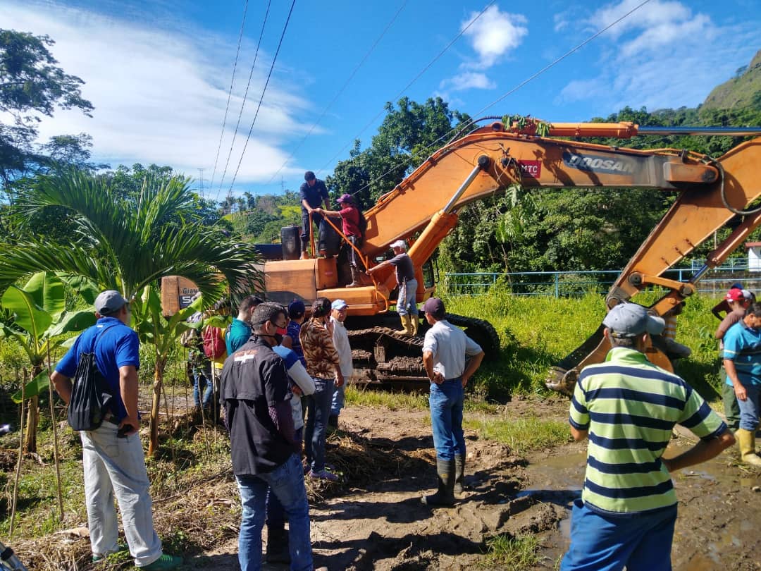 Barinas_MRT's tweet photo. #TUPAMAROREBELDE en sinergia con gobernación Edo. Barinas, alcaldía Mcipio Bolívar, #MPPTT, #MPPPOP del estado Mérida, la participación activa del poder popular, avanzan de manera positiva en los trabajos para el restablecimiento del paso hacia la Pquia Calderas.
@HipolitoMRT2 https://t.co/OEKMGYRWA9