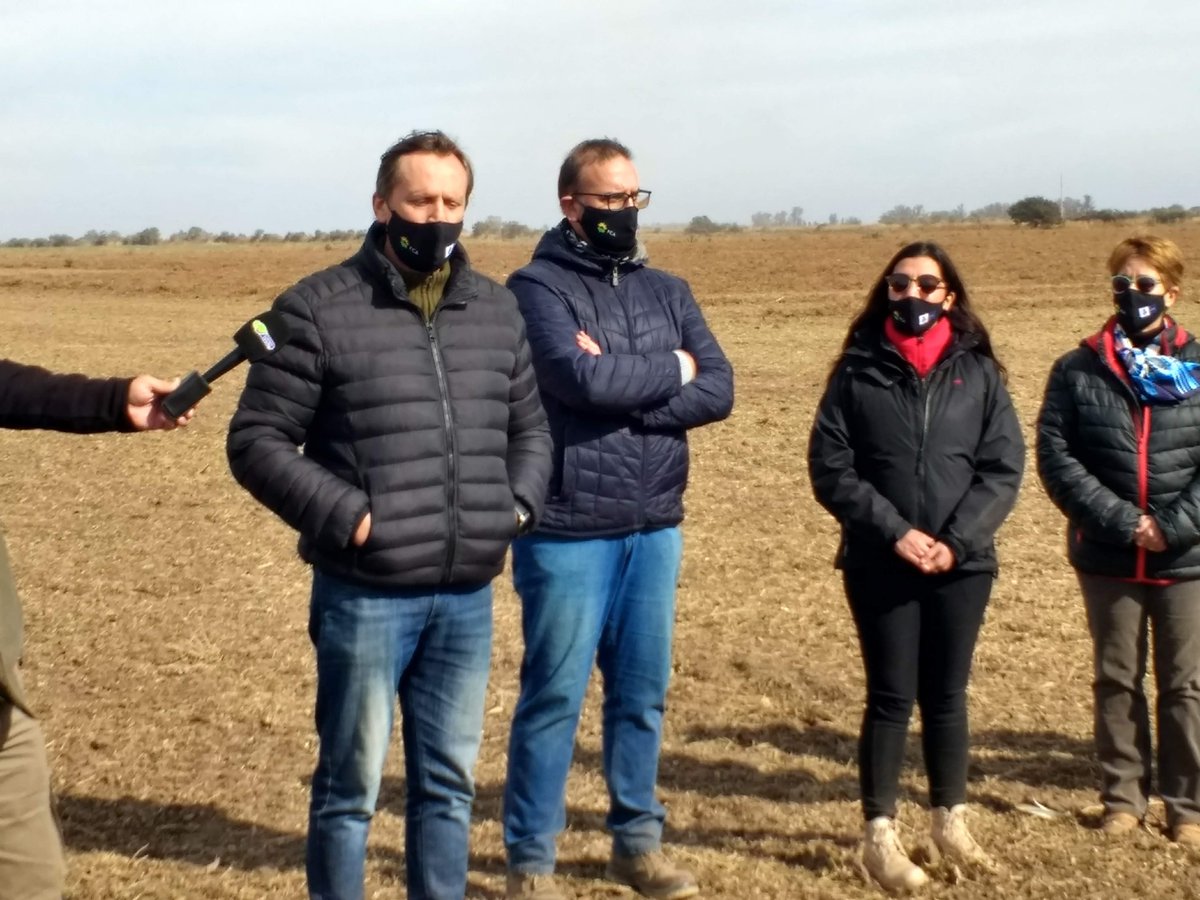 fcaunc's tweet photo. Finaliza la campaña de maní. Hoy cosechamos 25 hectáreas en el Campo Escuela de la #fcauc junto a @AGDagro. https://t.co/5NLMYidHcV