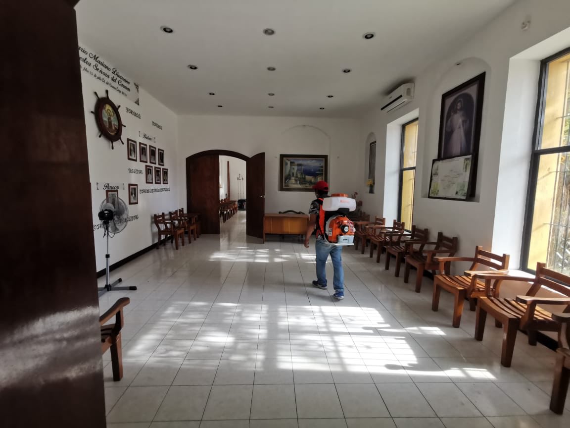 OscarRosasGlz's tweet photo. Seguimos cuidando la salud de todos los carmelitas. 😷

Esta mañana realizamos trabajos de sanitización en el Santuario Mariano Diocesano de Nuestra Señora del Carmen a través de la Dirección de Servicios Públicos. 🚿🦠

Si nos cuidamos, no nos contagiamos.👌🏽 https://t.co/HEmnwovO3b