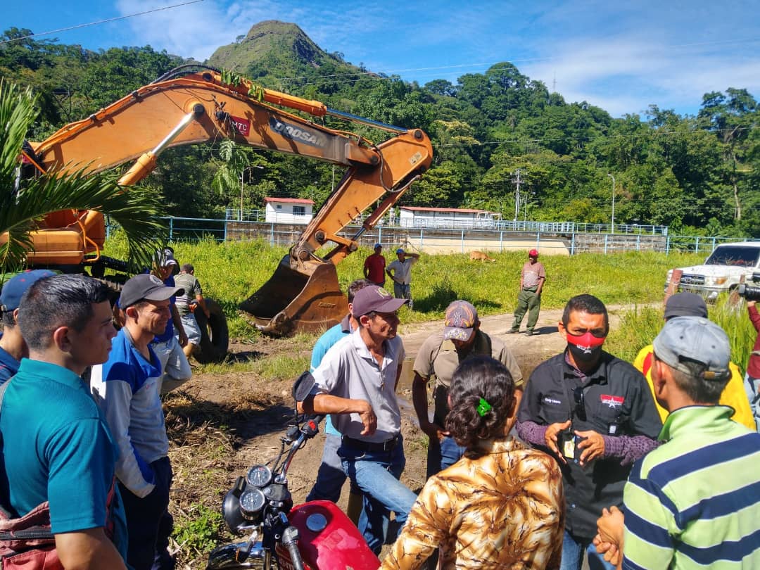 Barinas_MRT's tweet photo. #TUPAMAROREBELDE en sinergia con gobernación Edo. Barinas, alcaldía Mcipio Bolívar, #MPPTT, #MPPPOP del estado Mérida, la participación activa del poder popular, avanzan de manera positiva en los trabajos para el restablecimiento del paso hacia la Pquia Calderas.
@HipolitoMRT2 https://t.co/OEKMGYRWA9