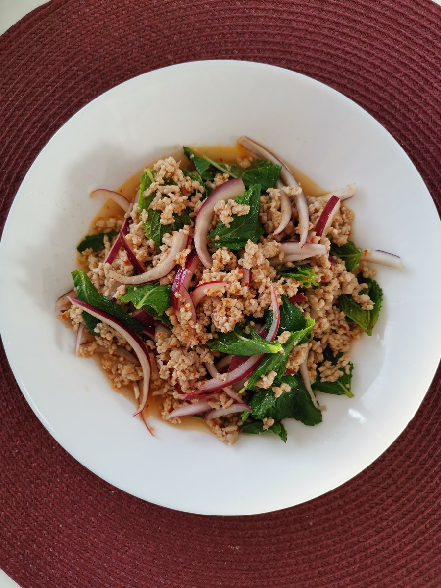 eurblarp's tweet photo. ลาบหมู​  เมนู​ 5 นาที​ เครื่อง​ปรุง​: หมูสับ​ หอมแดง​ ใบสะระแหน่​ ข้าวคั่ว​ มะนาว​น้ำปลา​ พริกป่น​ ใครมีผักชีต้นหอม​ก็โรยเพิ่มได้​ ทานกับผักสลัด​ อร่อยและดีต่อสุขภาพ https://t.co/iN7UttAWC8