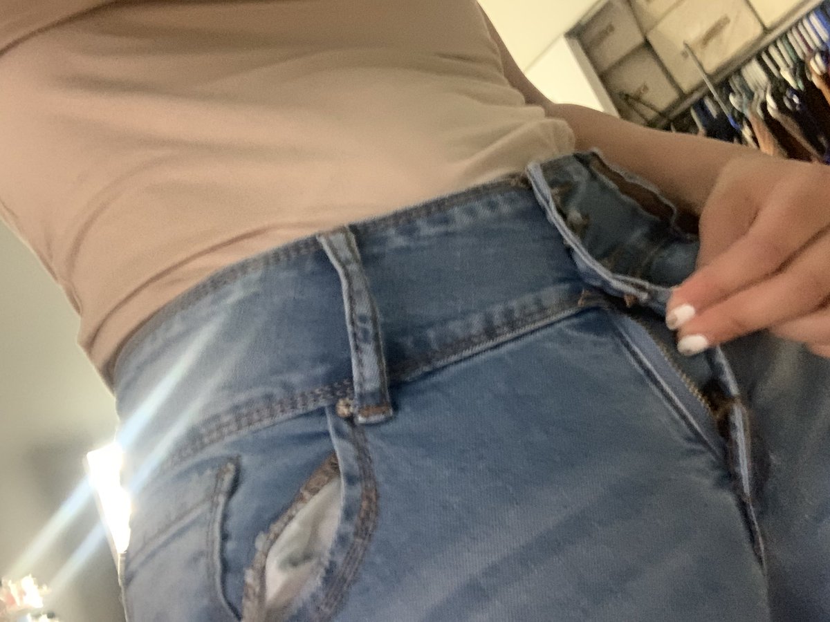 MeIixo's tweet photo. NOOOO NOT MY NEW JEANSSSSSS MY ZIPPER WENT POP BC MY DUMBASS DIDNT UNZIP IT BEFORE PUttinf on wtffff 😭 LMAOOOOO https://t.co/EjKbHxqUxH