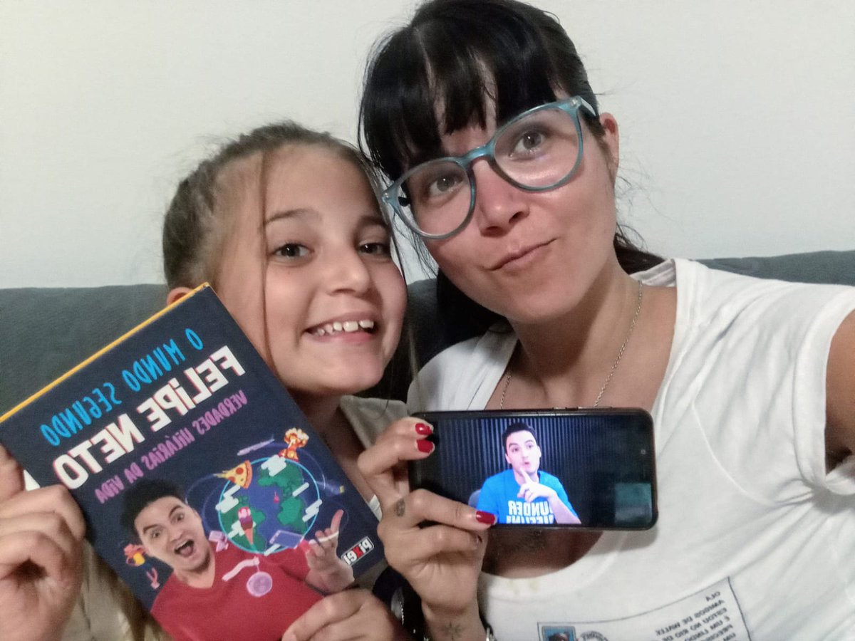 clarinha06's tweet photo. Se o @felipeneto soubesse a saga que foi, fazer esse livro chegar aqui na Itália, ele ia pessoalmente no correio mandar os outros pra cá! #MaesComFelipeNeto https://t.co/wDrZBa0qVW