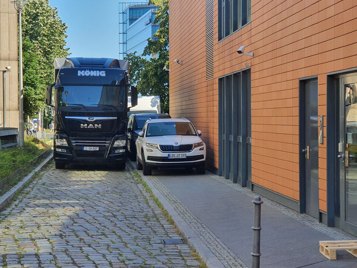 #mdRzA nervig für Fußgänger und Radfahrer, hinter der #Spielbank geht es nur über den Grünanlage. Keine Planung für Anlieferung