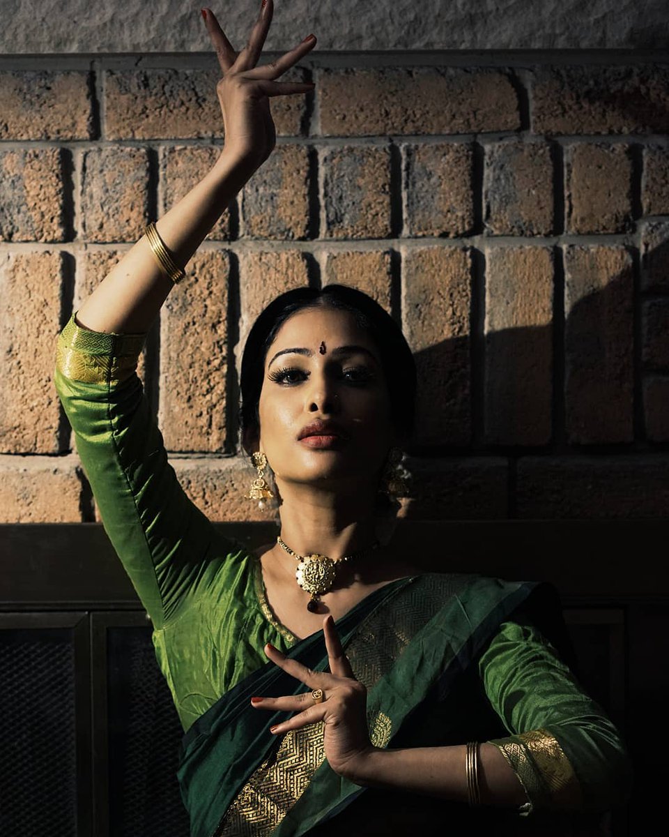 Heard #SareeTwitter was trending ...

Muse: <a href="/TamilBossPonnu/">Tamil Boss Ponnu</a>
📸 <a href="/rajeevkugan/">ʀᴀᴊᴇᴇᴠ ᴋᴜɢᴀɴ</a>
Studio: <a href="/FROZNMEDIA/">FROZN MEDIA</a>