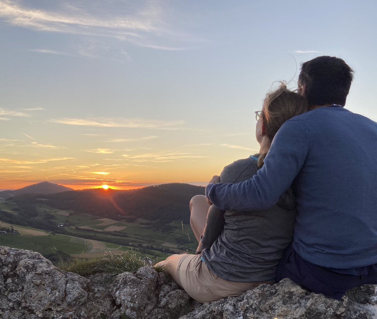 aniko_beatrice's tweet image. Der Sonne beim Untergehen zusehen, kann man auch zu zweit! ☀️
#LebenmitEnde20
#afterworkfun 
#Gislifluh 
#Heimat