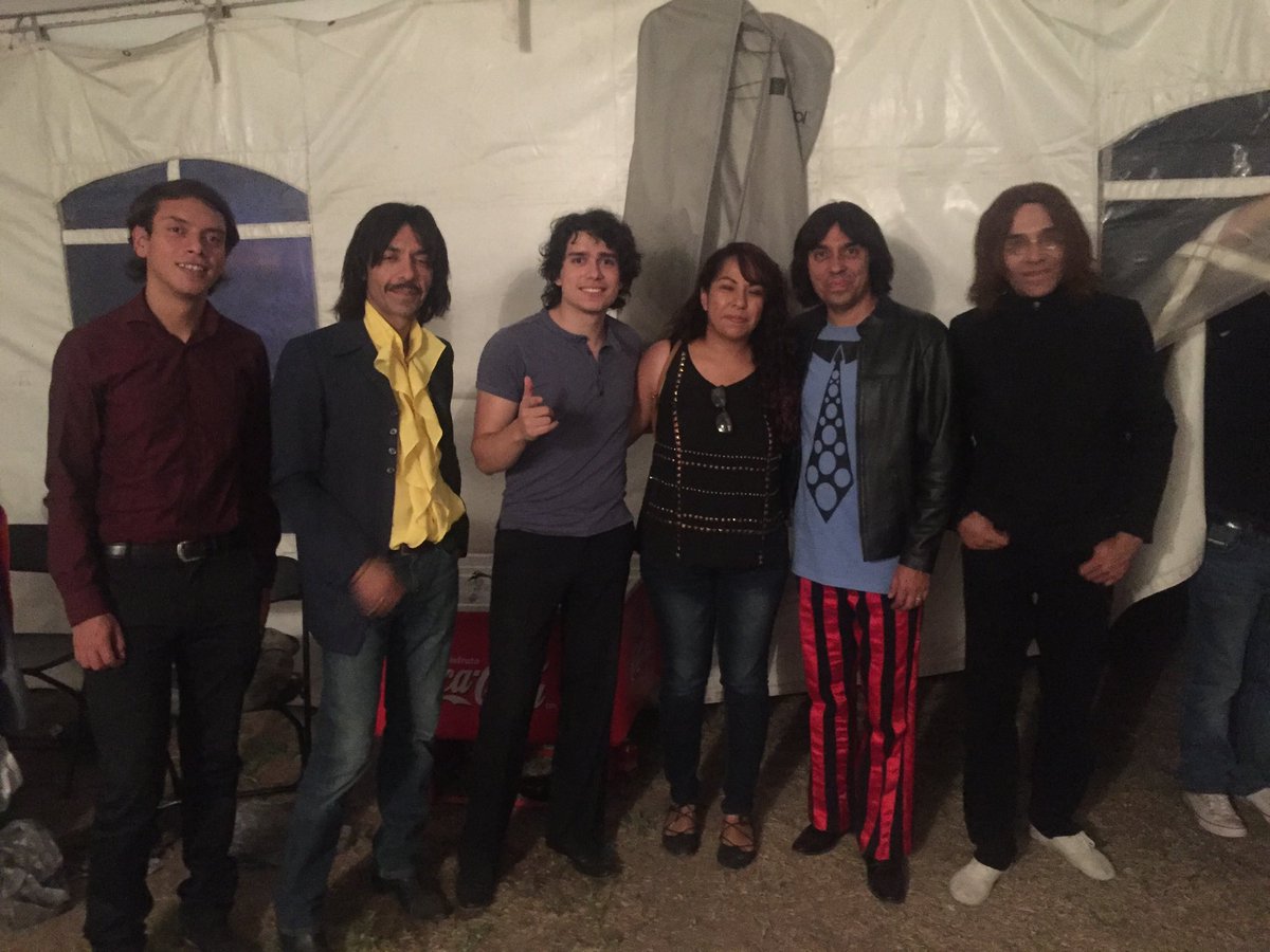 AngelicaFileto's tweet photo. Hoy hace tres años corrí para alcanzar la presentación de @grupo_help  @manu_negrete  en arte en el parque en cd Juárez 💜 https://t.co/ftMkIXuV9r