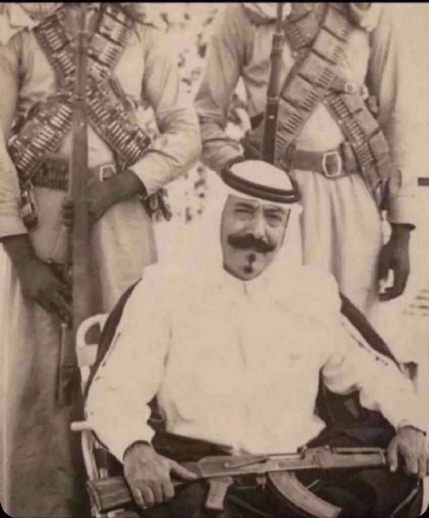 3rb_sb3h1's tweet photo. كان الأمير محمد بن أحمد السديري في رحلة قنص ورأى طير حر وحاول اصطياده وتراكضوا خويا الأمير للإمساك بالطير ولكن الطير وقع على قبر الشيخ (( بطين بن مرشد)) فأمر السديري أخوياه بعدم الاقتراب للطير أو أن يمسوه بأذى احتراماً لأبن مرشد https://t.co/Lfj6UpDZCT