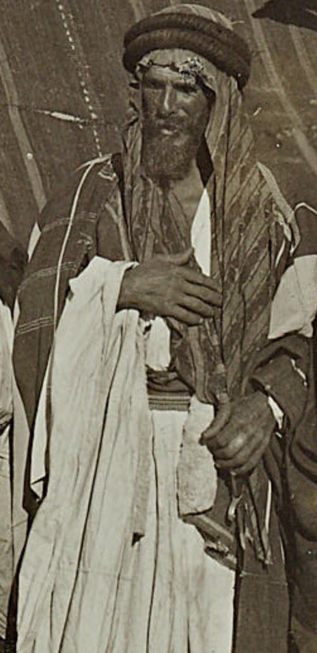 3rb_sb3h1's tweet photo. كان الأمير محمد بن أحمد السديري في رحلة قنص ورأى طير حر وحاول اصطياده وتراكضوا خويا الأمير للإمساك بالطير ولكن الطير وقع على قبر الشيخ (( بطين بن مرشد)) فأمر السديري أخوياه بعدم الاقتراب للطير أو أن يمسوه بأذى احتراماً لأبن مرشد https://t.co/Lfj6UpDZCT