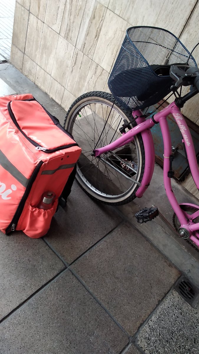 anarodriiiguez's tweet photo. Ayer comencé a trabajar de rappi, honestamente no es fácil, muchos km, frío y clientes de todo tipo. Valoren a la persona que les lleva la comida a la puerta, es lo único que puedo decir. https://t.co/O9O8VAWt1v